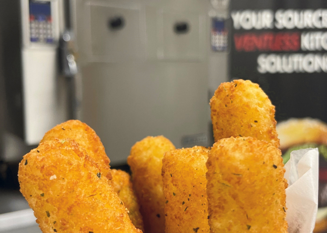 Serve delicious fried snacks like French fries, chicken tenders, and mozzarella sticks with ease.