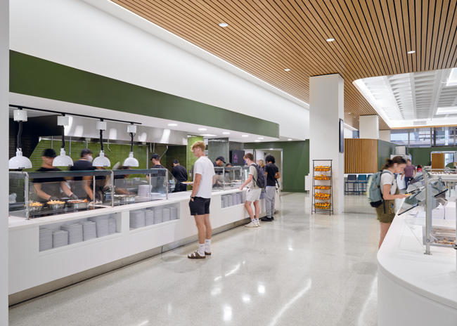 Stations at the University of  Cincinnati’s MarketPointe dining hall are designed to accommodate both high- and low-volume periods. Photo courtesy of Ryan Kurtz Photography