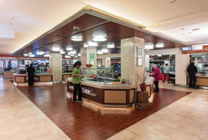 The salad bar is one of two island stations in Café 601. Lighting under the front counters produces an impression that the island is floating. 